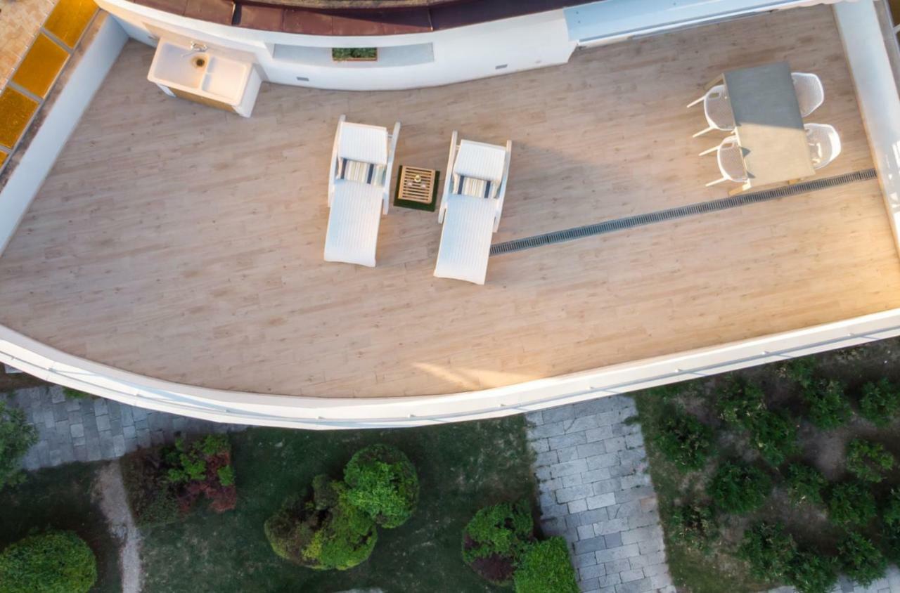 Sunny Rooftop Split Exterior photo