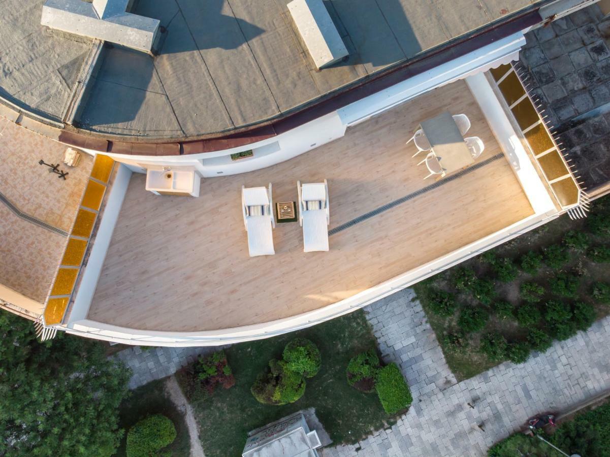 Sunny Rooftop Split Exterior photo